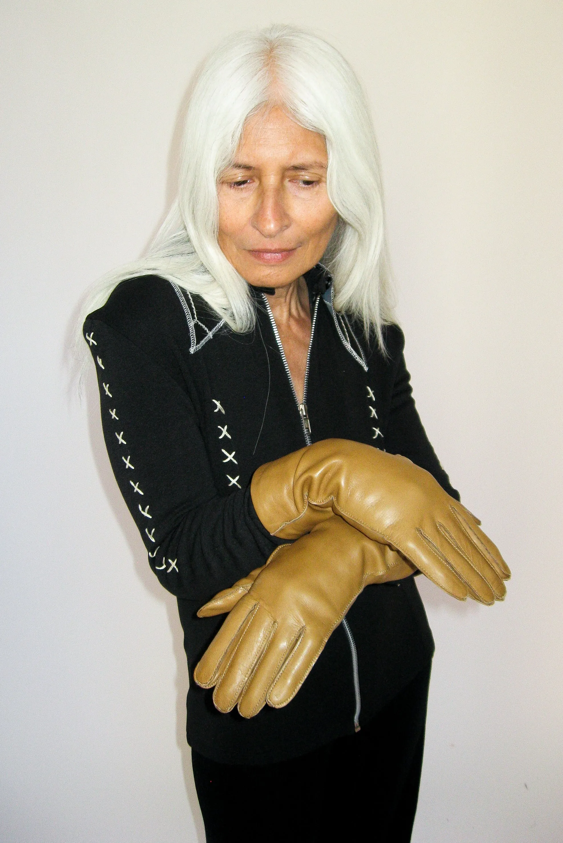 Raw Seam Classic Gloves in Caramel